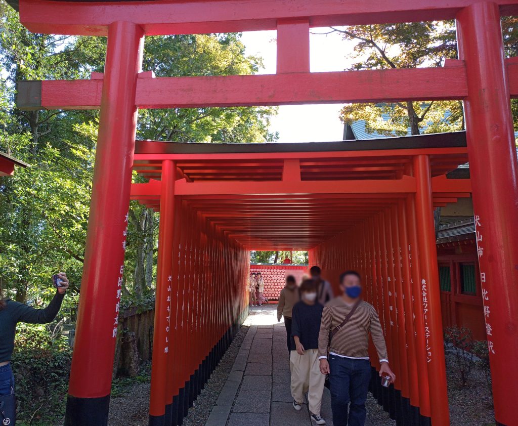 三光稲荷神社の赤い鳥居