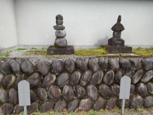 妙向尼の墓石（左）