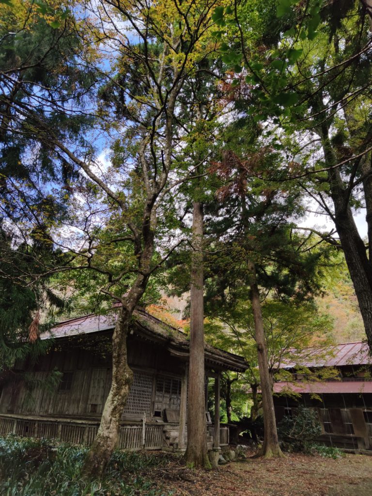 菅山寺護摩堂と庫裏