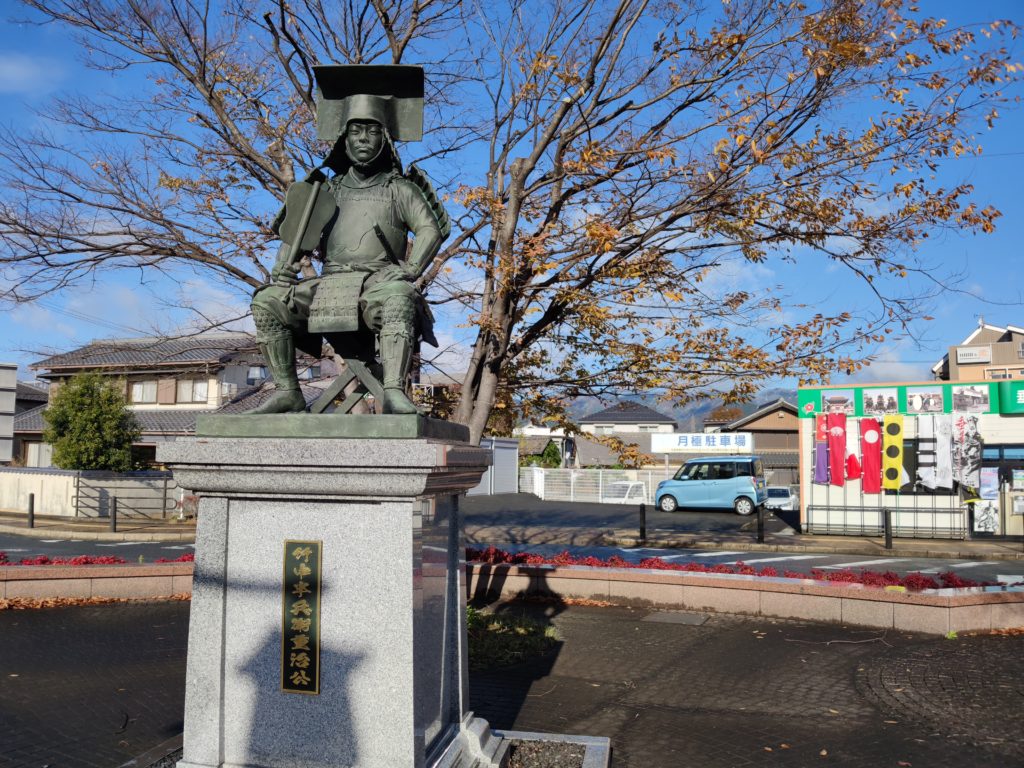 垂井駅前竹中半兵衛像