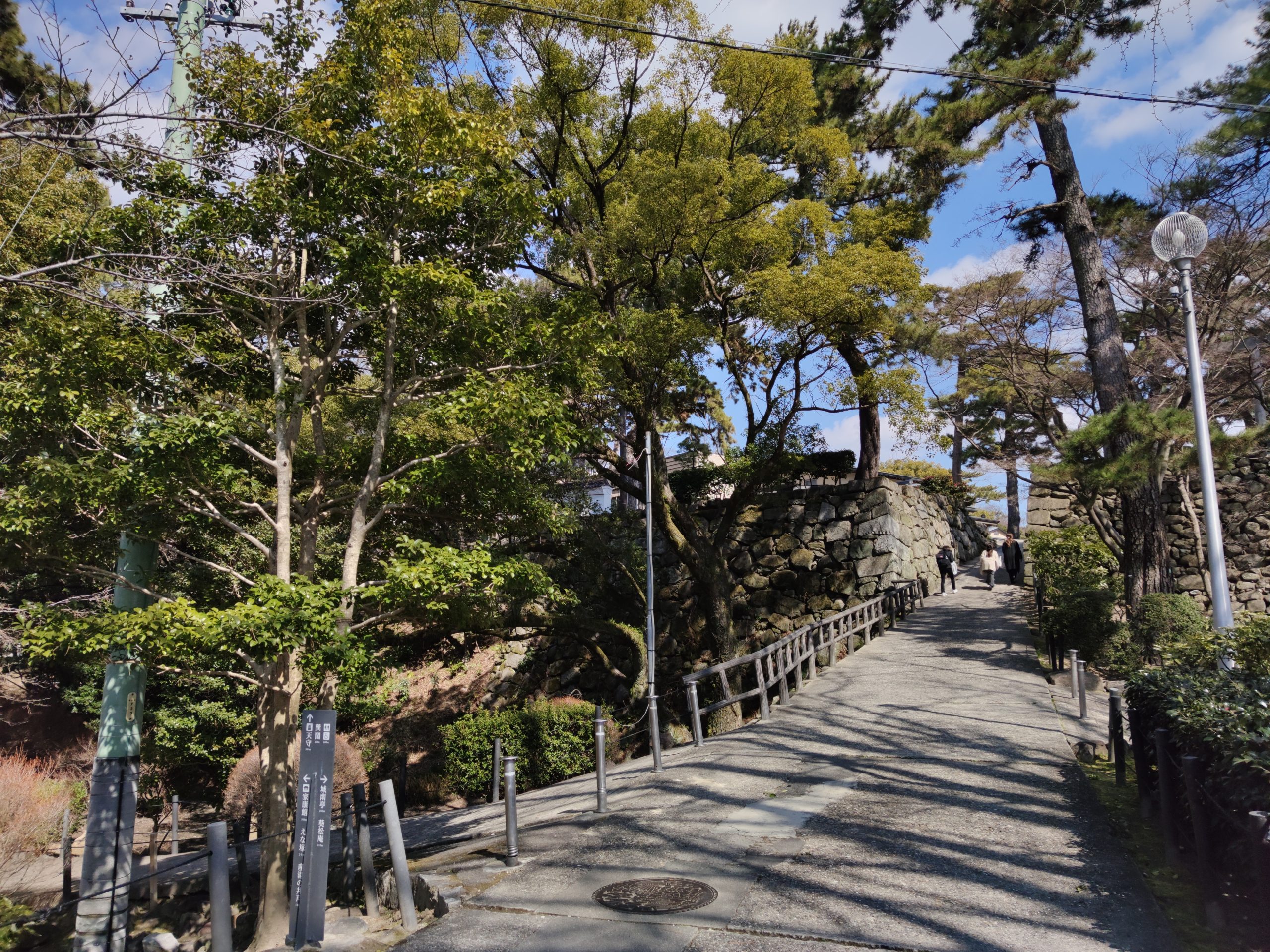 岡崎城本丸への道